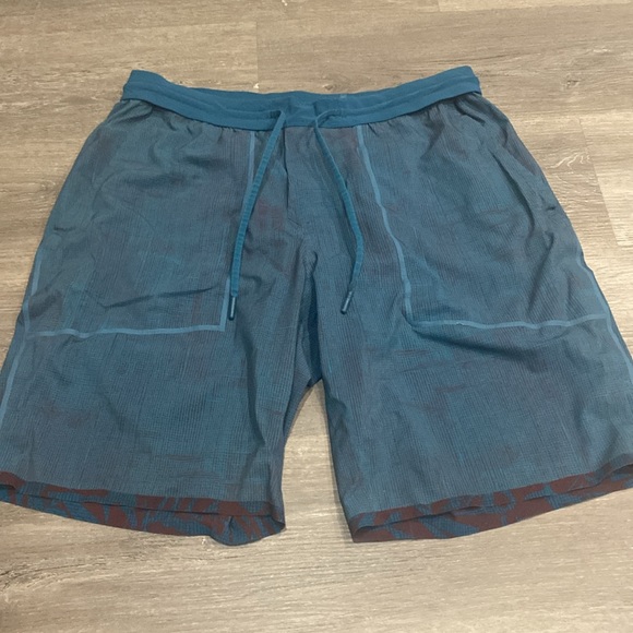 Mens lululemon reversible athletic shorts - Picture 6 of 8